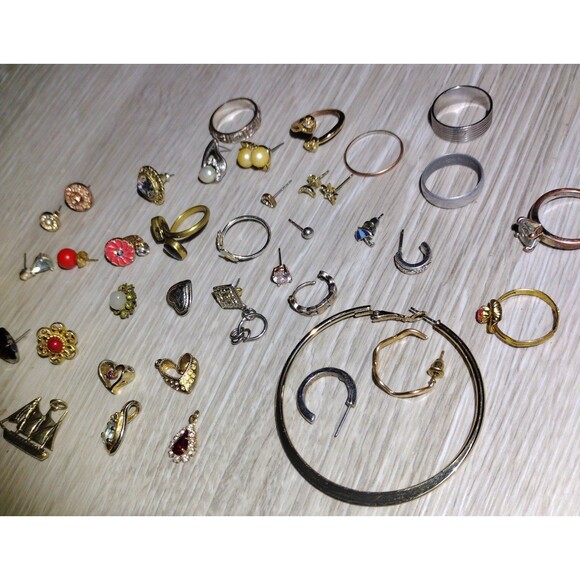 Misc Variety Jewelry Lot - Vintage, Single Earrings, Pendants, Etc. - Picture 8 of 8